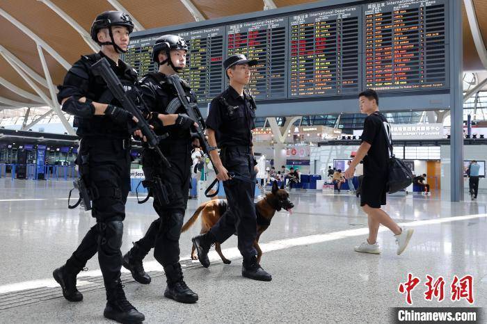 8月9日,上海市公安局国际机场分局特警在候机楼内巡逻.