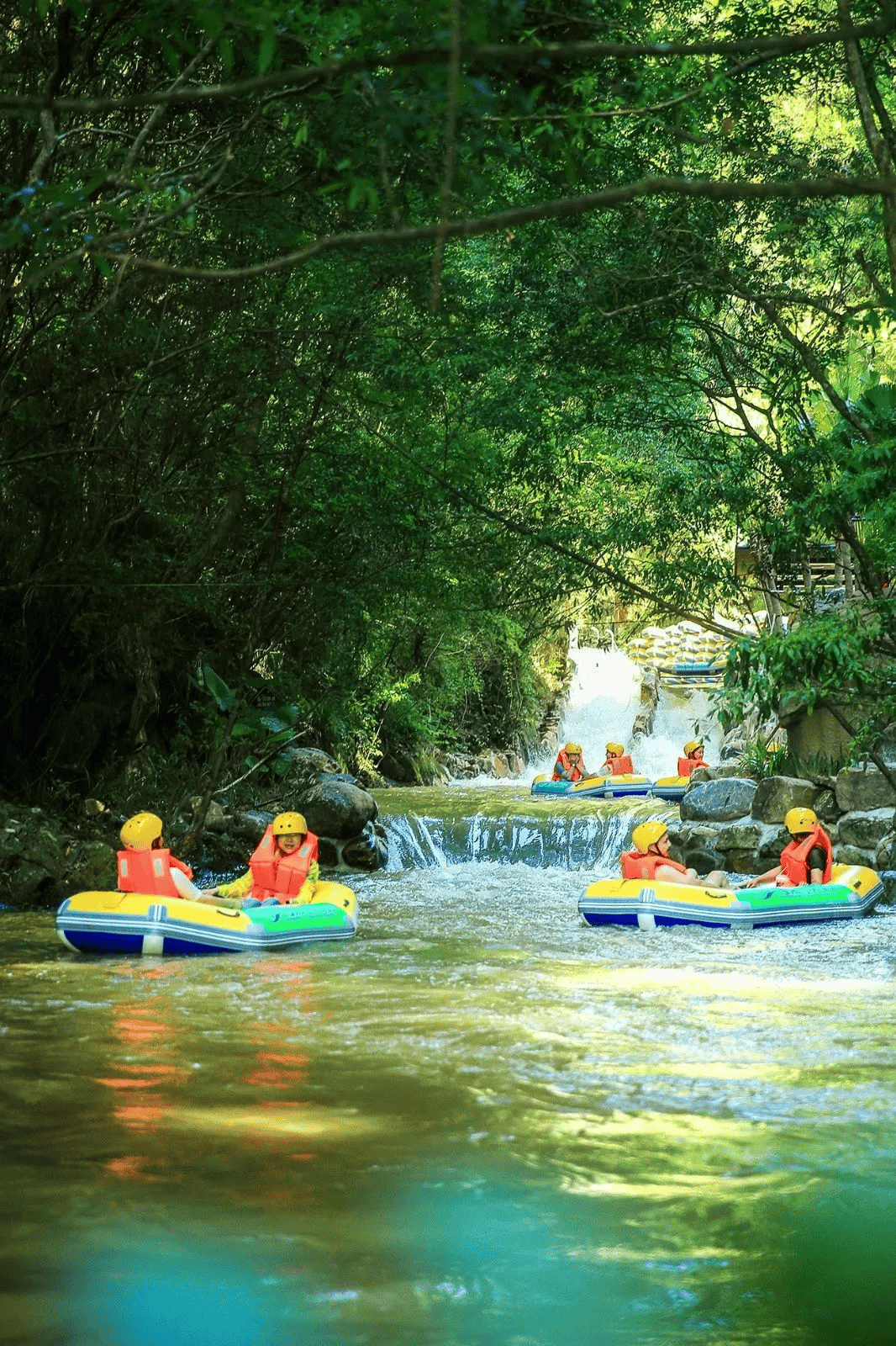 龙山飞水漂流图片