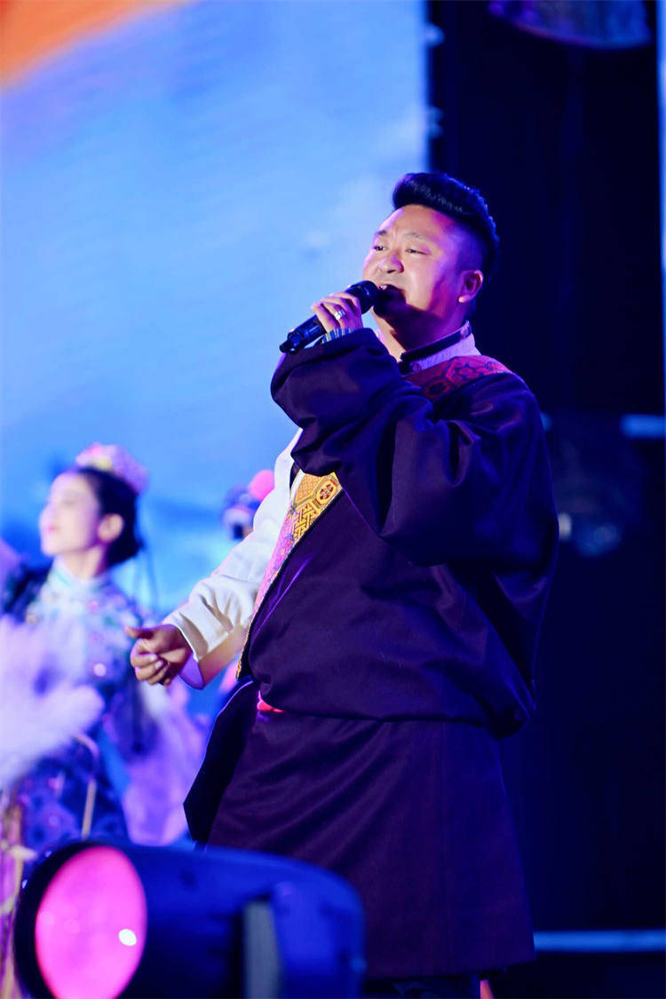 现场观众.王亦民摄中共松潘县委书记王世伟致辞.松潘县委宣传部供图