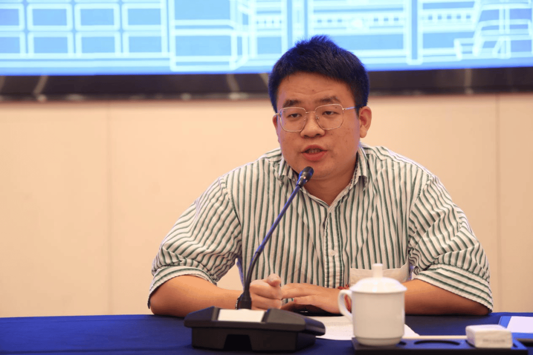 王飞校长展示了高一和初一年级新班主任团队亮相的官微.他表示,两条微