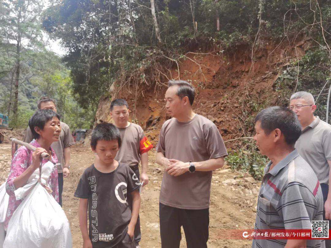 8月10日,市委书记吴巨培到资兴市黄草镇,兴宁镇检查救灾和受灾群众