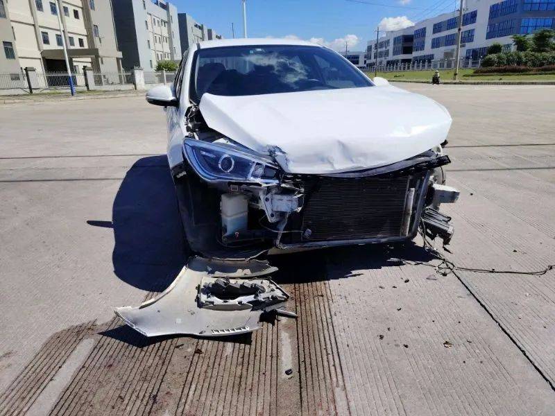 北海"任性"司机过路口未减速让行发生事故!