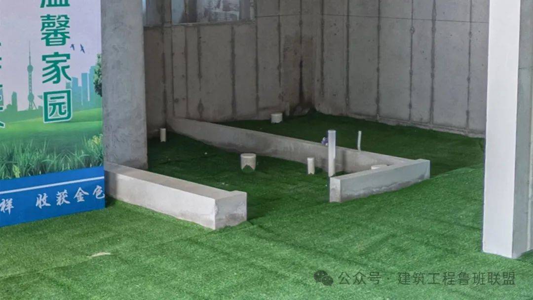 底部砌筑三匹实心砖底部砌筑三匹实心砖打底找平,卫浴间等有水房间