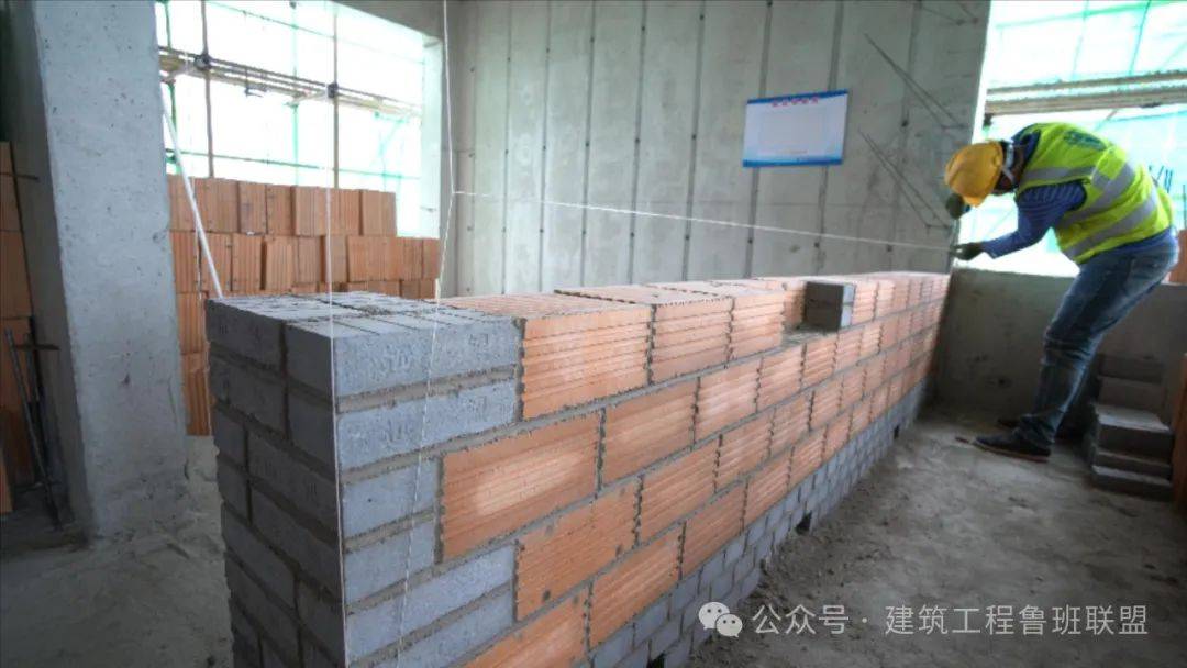 有水房间底部浇筑混凝土坎台底部砌筑三匹实心砖底部砌筑三匹实心砖