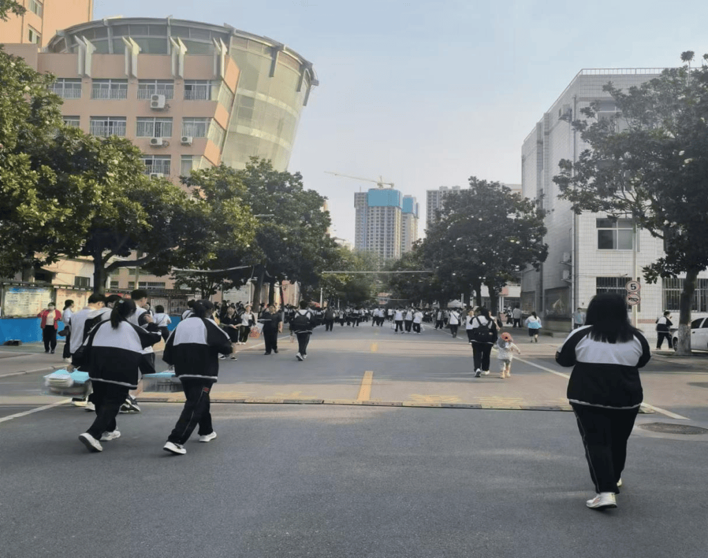 社会实践|文化传播学院"最美山青,传播在场"实践团队赴南阳二中开展