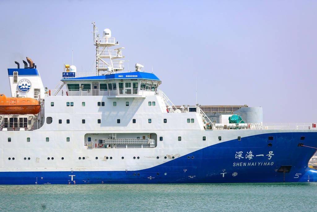 青岛:"深海一号"科考船携"蛟龙号"载人潜水器离境科考
