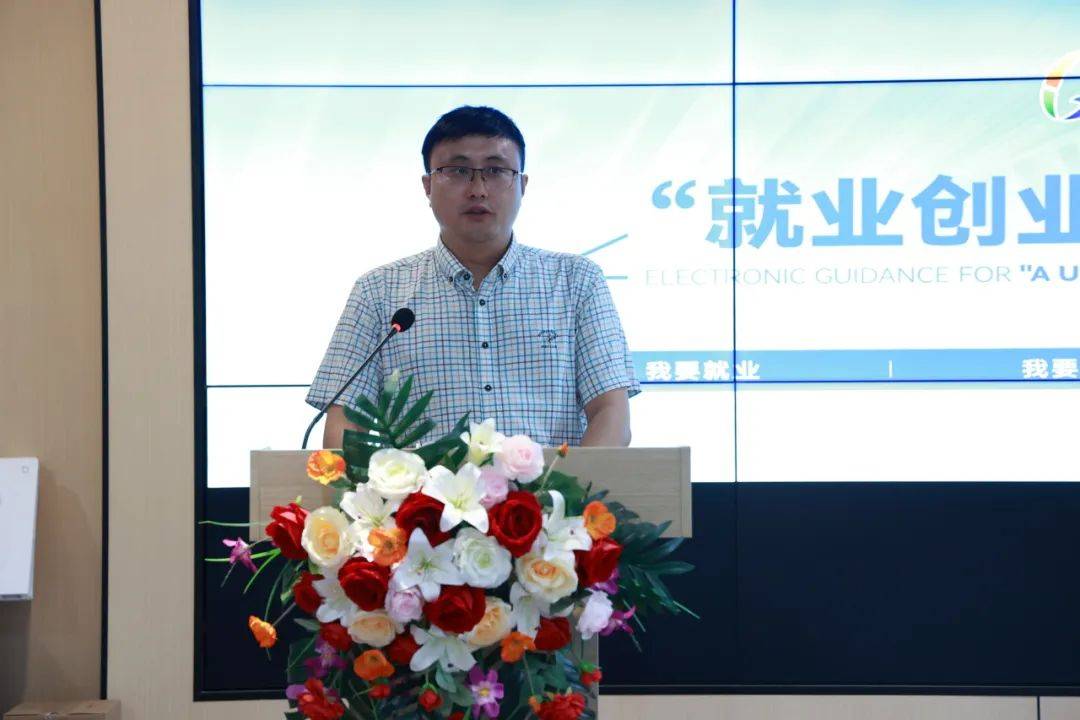 歌舞大赛一等奖获奖选手于钧淇演唱的歌曲《月牙湾》正式拉开友趣青年