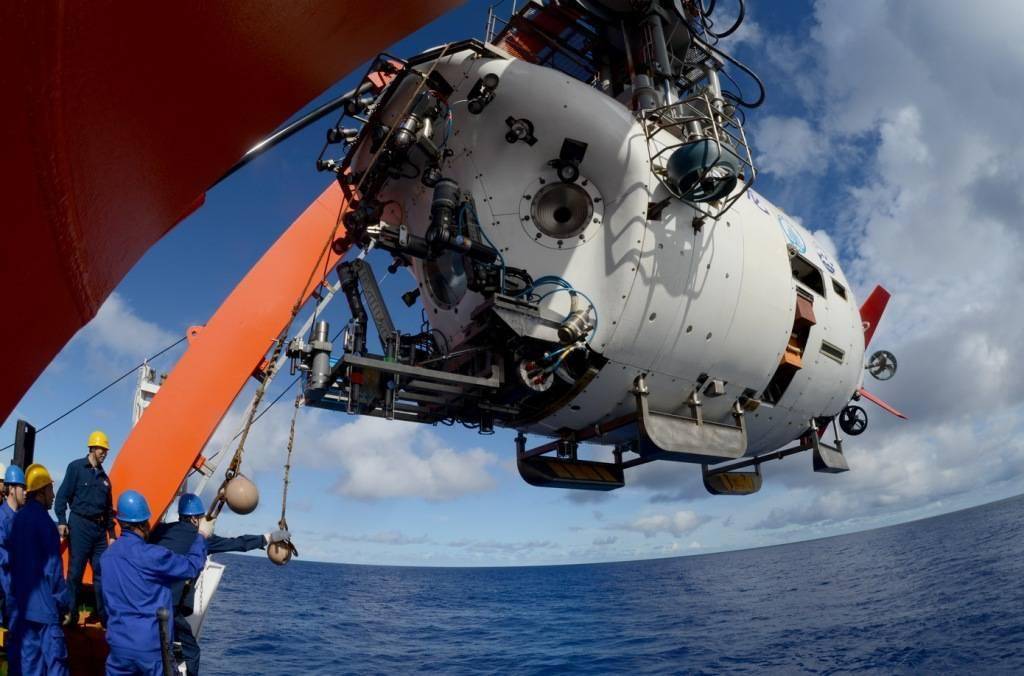青岛:"深海一号"科考船携"蛟龙号"载人潜水器离境科考
