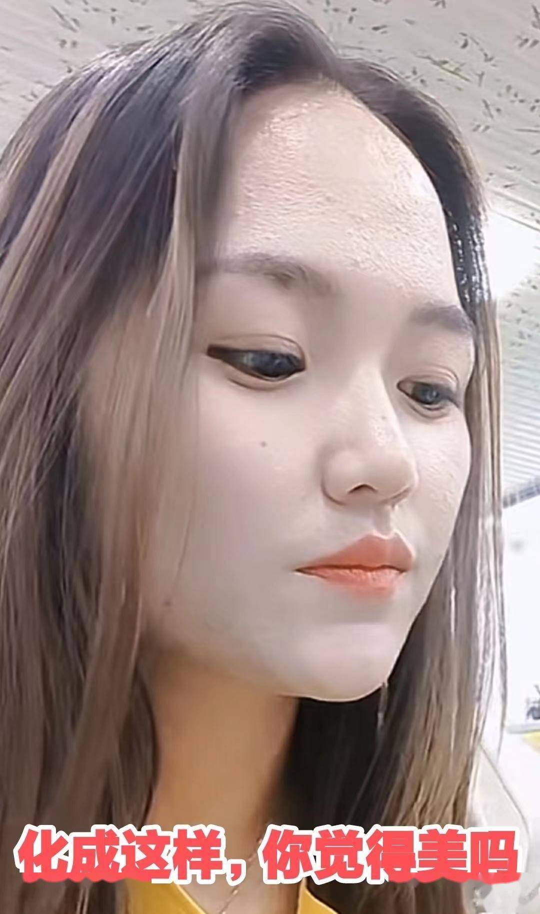 河南女子化完妆外出吃饭,脖子和脸部不一样,网友:白的吓人
