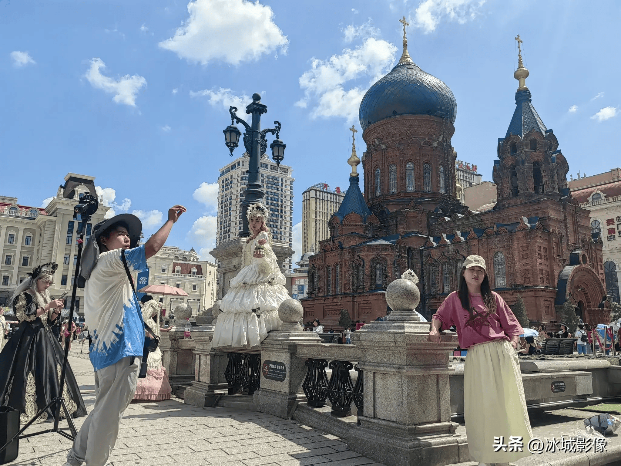 游客冰城避暑扎堆旅拍 有穿王子装的 有穿公主装的,还有扮成巫婆的