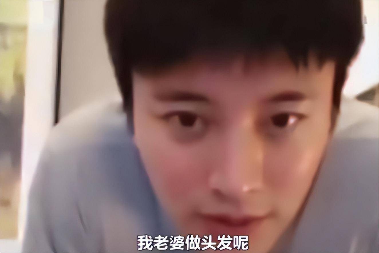 后来没多久,李小璐就被爆出幽会pgone.