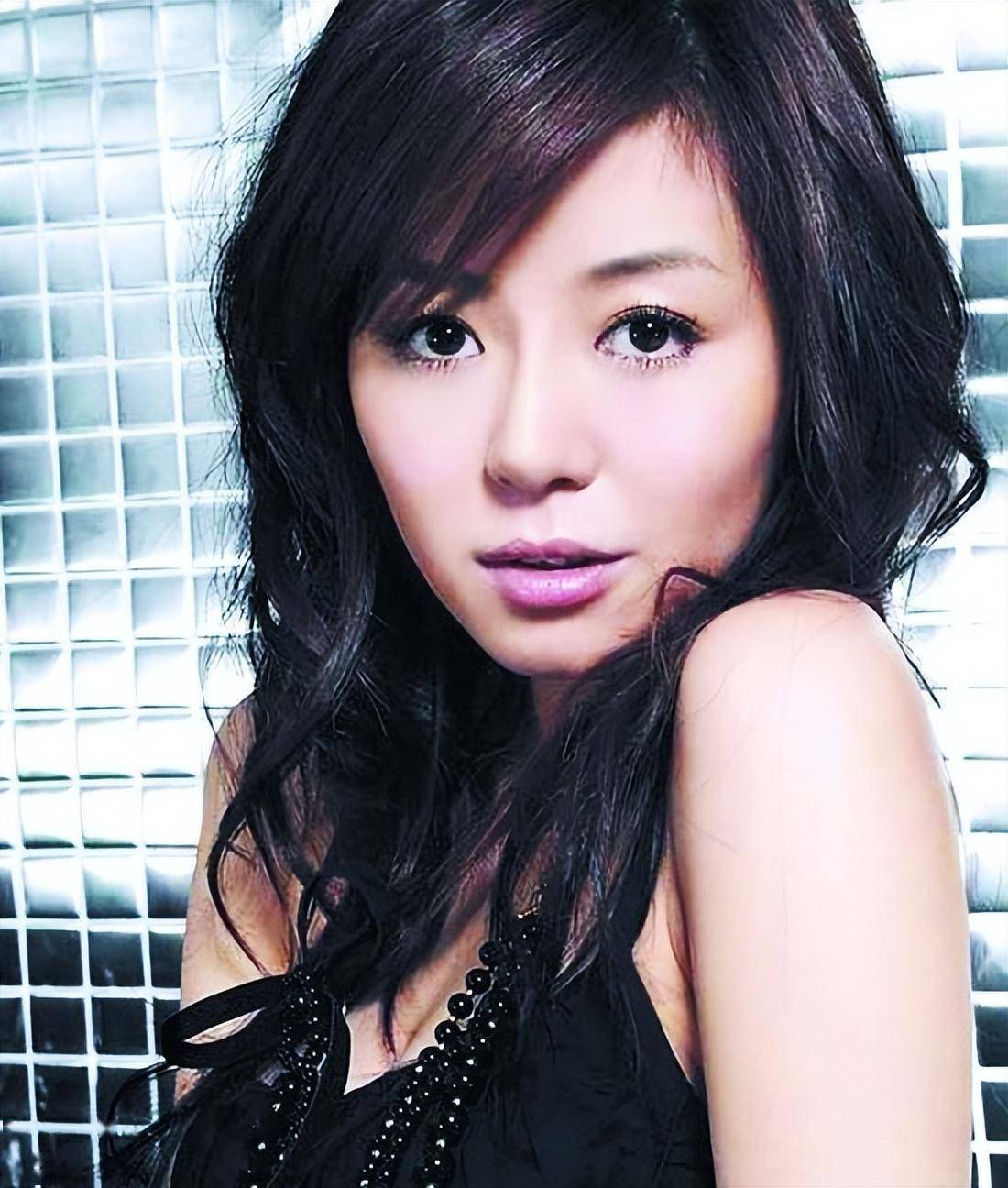 王梓2006年,初次参加超女的王梓,止步成都赛区前十强.