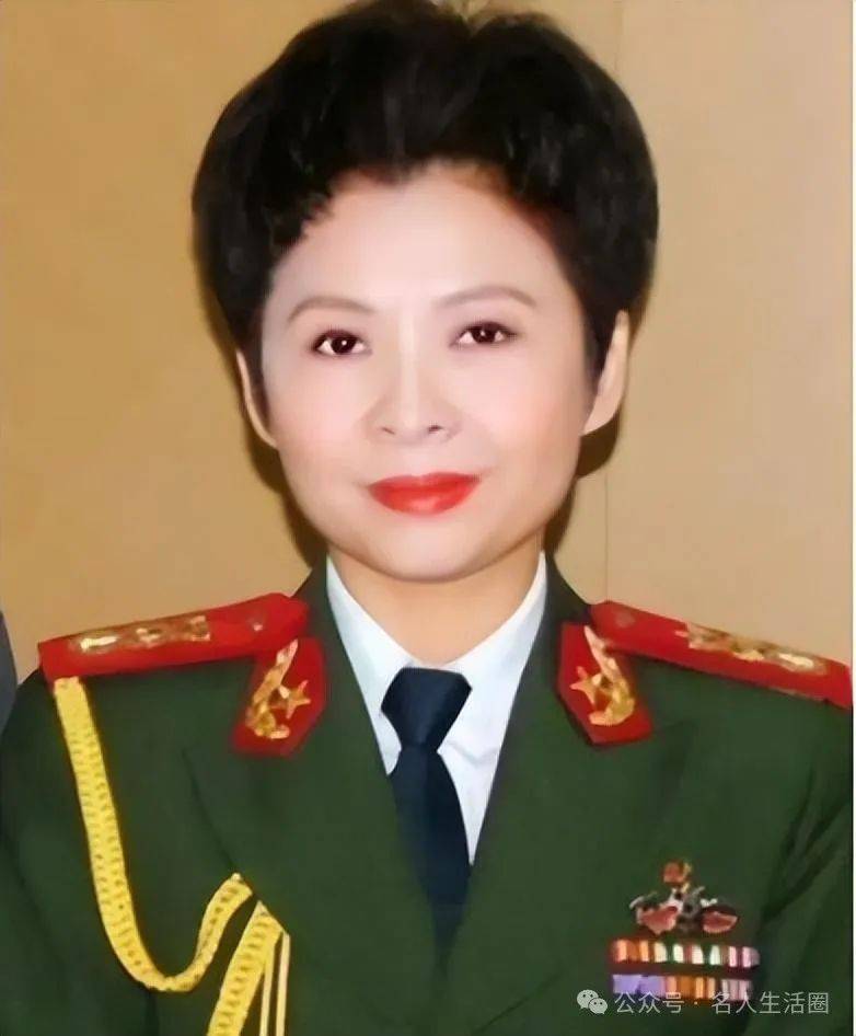 好多都是穿着军装的大哥哥大姐姐,看着他们,董文华感到非常亲切,张嘴