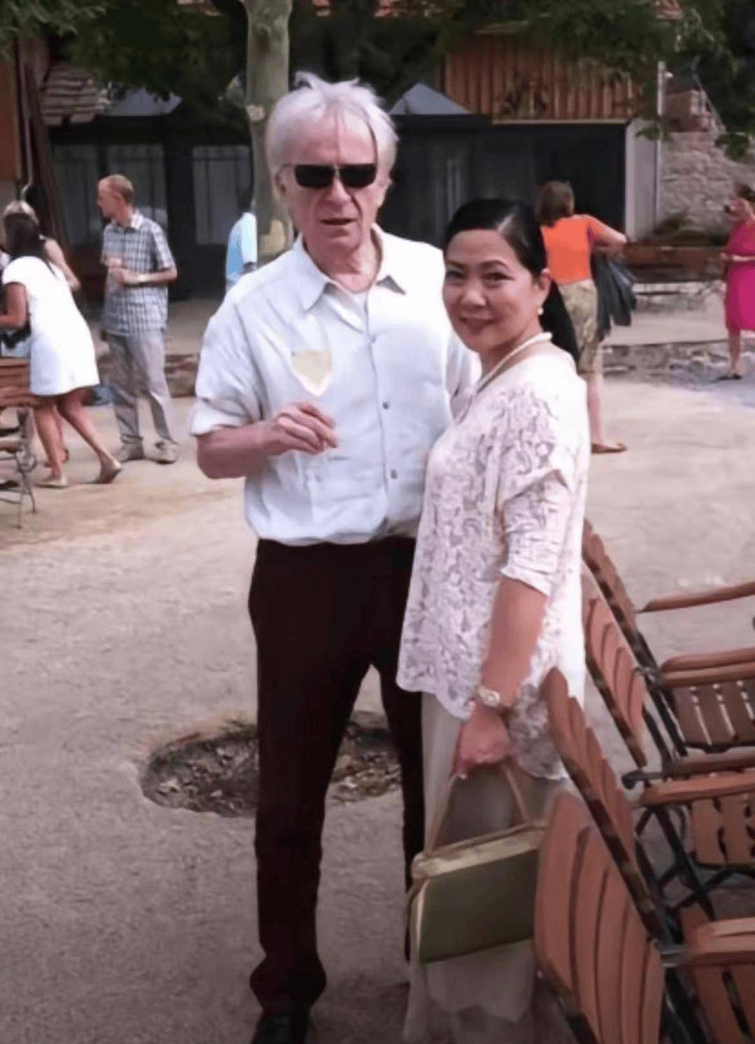 沈丹萍与洋老公并肩而立,两人穿搭各具特色.