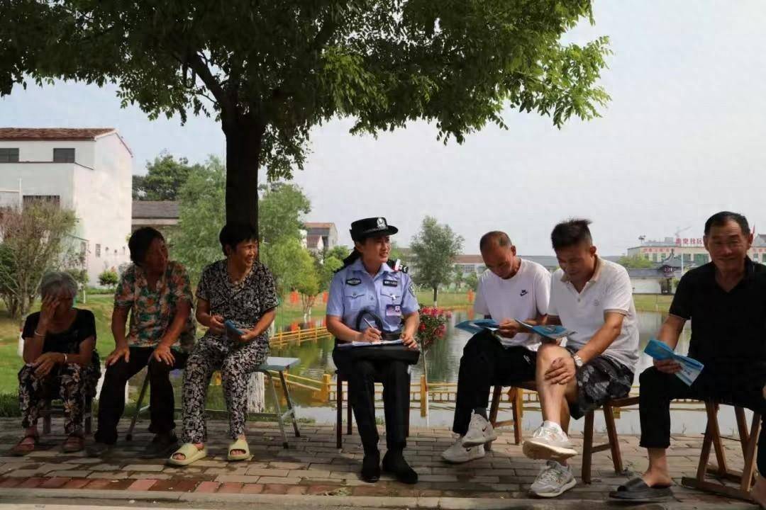 "8月9日,郸城县汲冢镇柴堂社区村民柴大爷对汲冢派出所柴堂警务区辅警