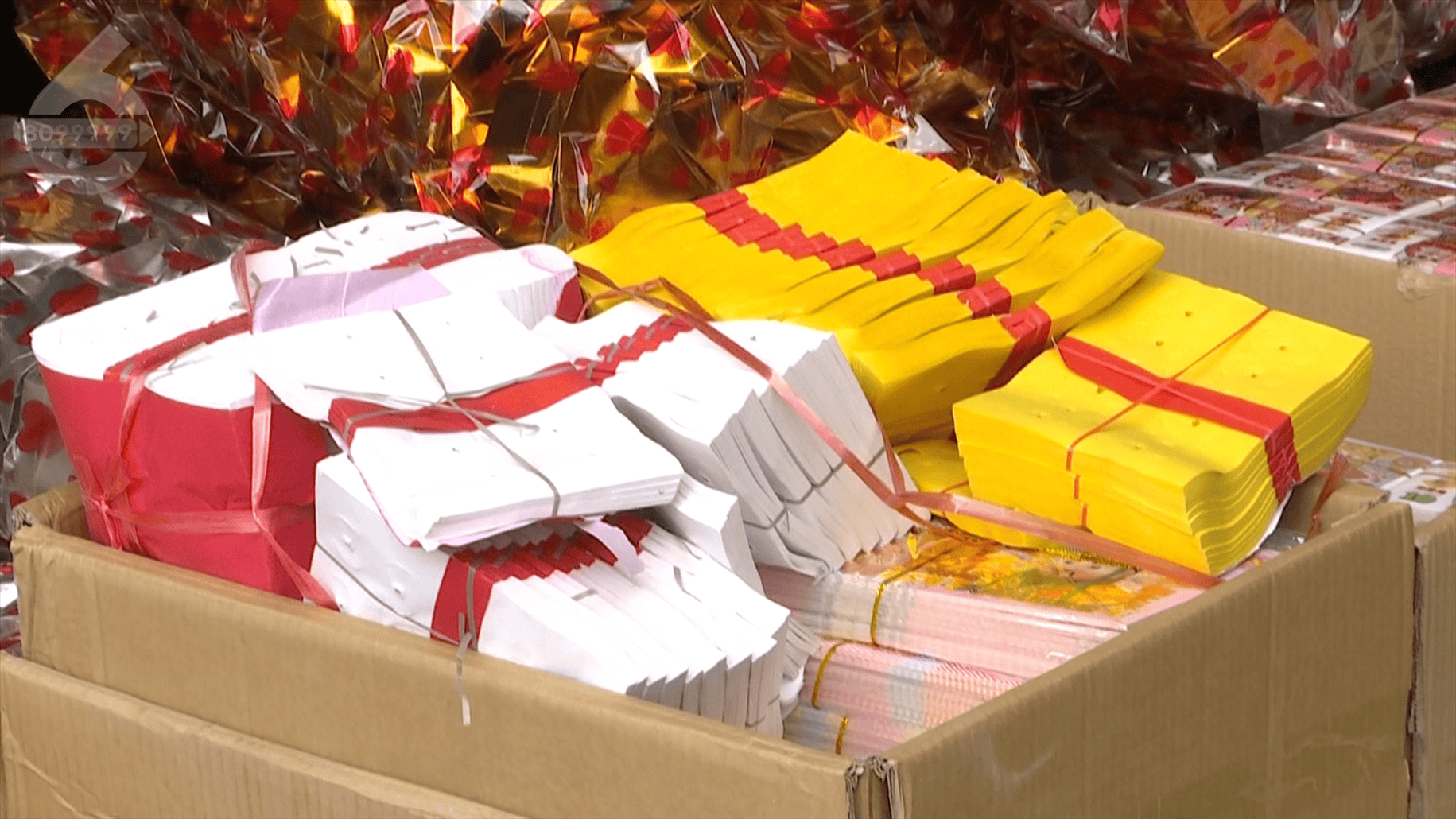 前来购买祭祀用品的市民表示,"七月半"烧纸钱寄托哀思是一种传统风俗