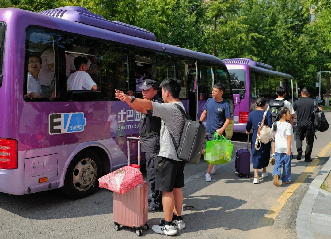 清华大学各院系学生在c楼附近迎接新生.红色拱门早已立起