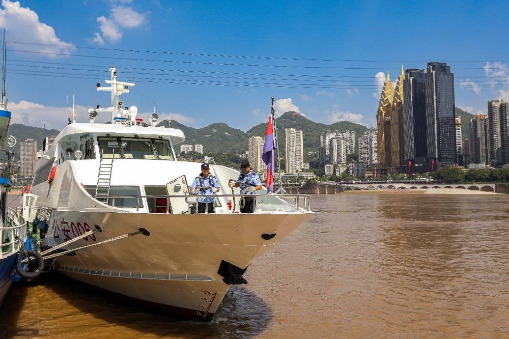 高温下的坚守|无惧高温 水警守护岸线安全