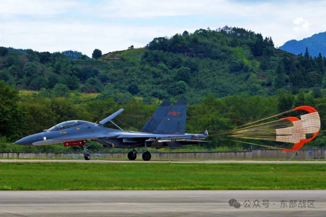 呼啸升空,直插云霄!东部战区空军航空兵某部组织跨昼夜飞行训练