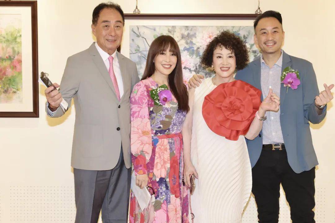 从左到右:父亲唐威,女儿唐可珊,母亲韩湘琴,儿子唐志中