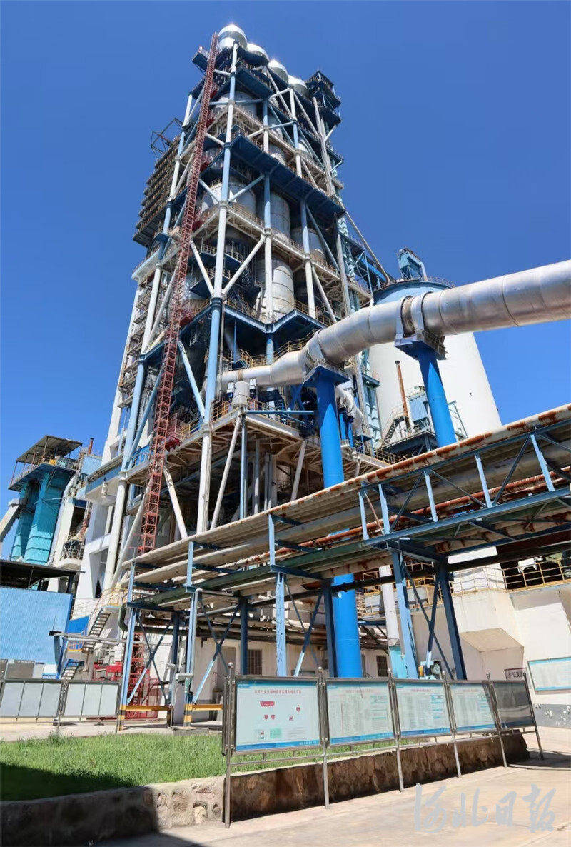 8月11日拍摄的赞皇金隅水泥有限公司水泥窑预热器