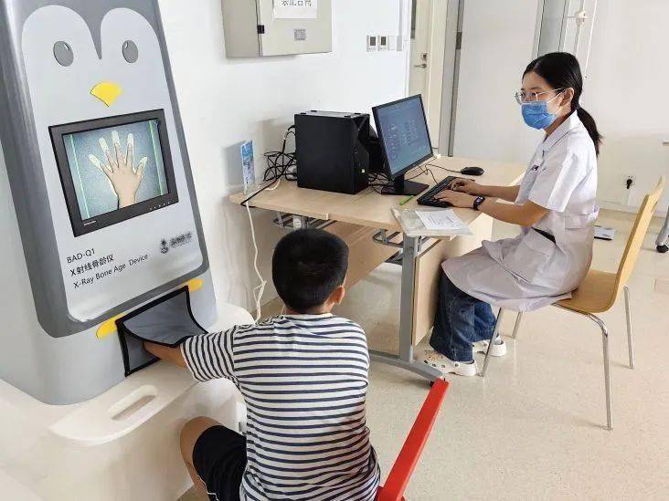 体检项目包括身高,体重测量和生长发育评估,以及视力,听力筛查,骨密度