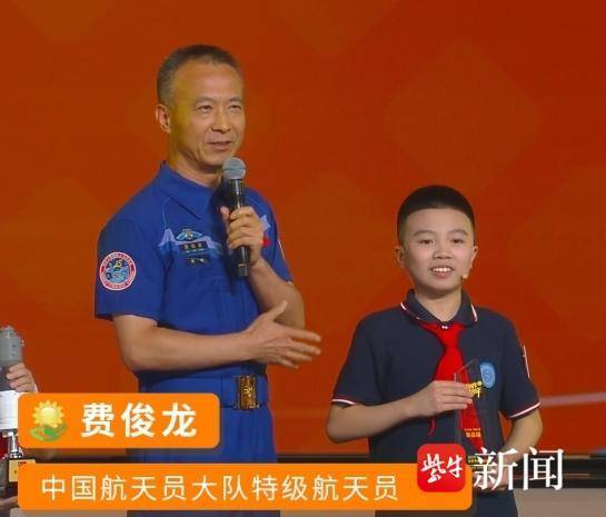 费俊龙现场赠送"神十五"模型
