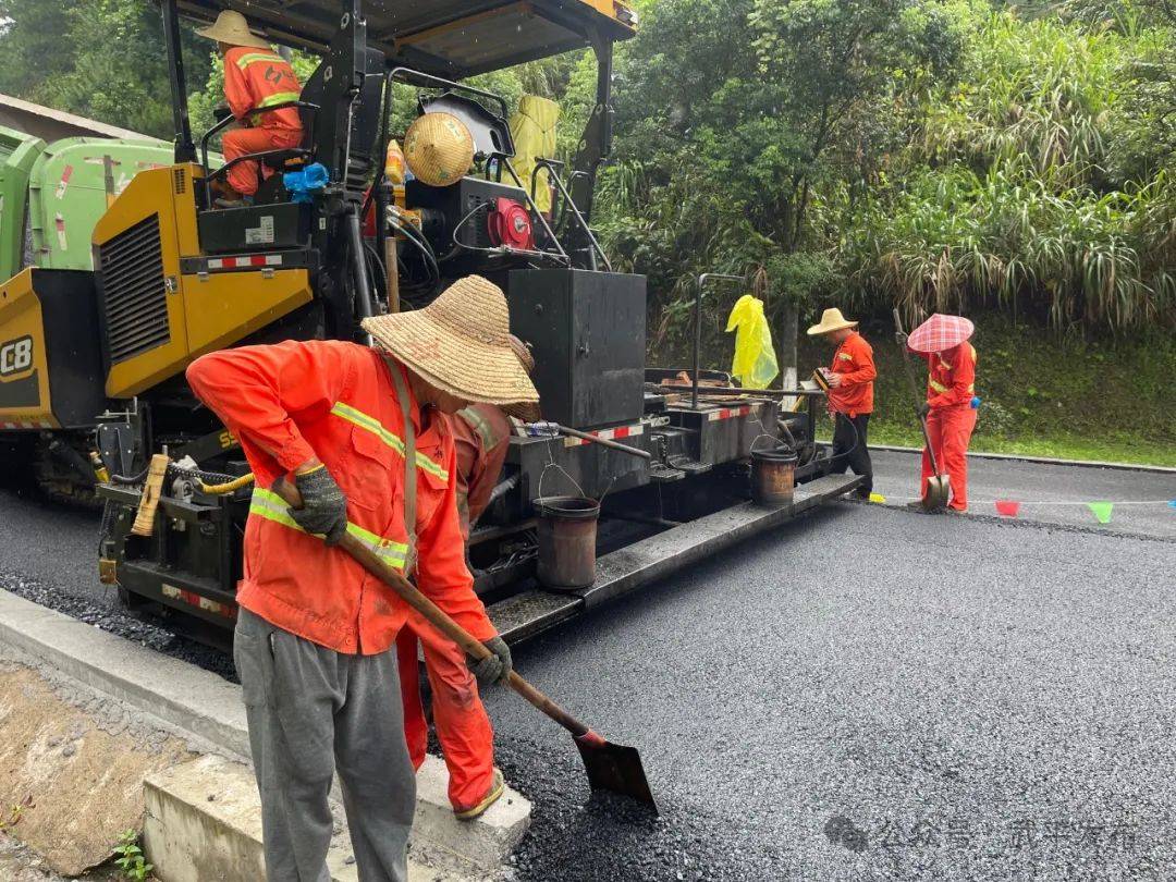 "目前项目已完成线内防撞护栏及路缘石分项工程,主线全部沥青摊铺工作