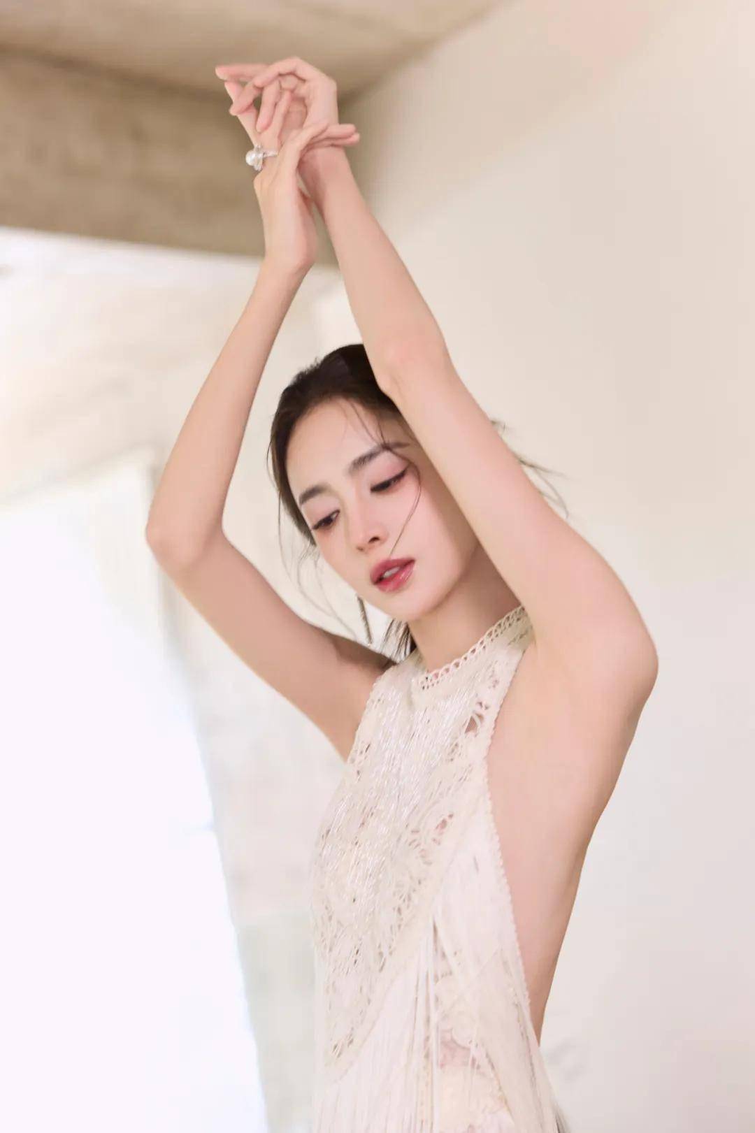 她曾凭借《轩辕剑》顺利走红后来她接演过《缝纫机乐队》《择天记》
