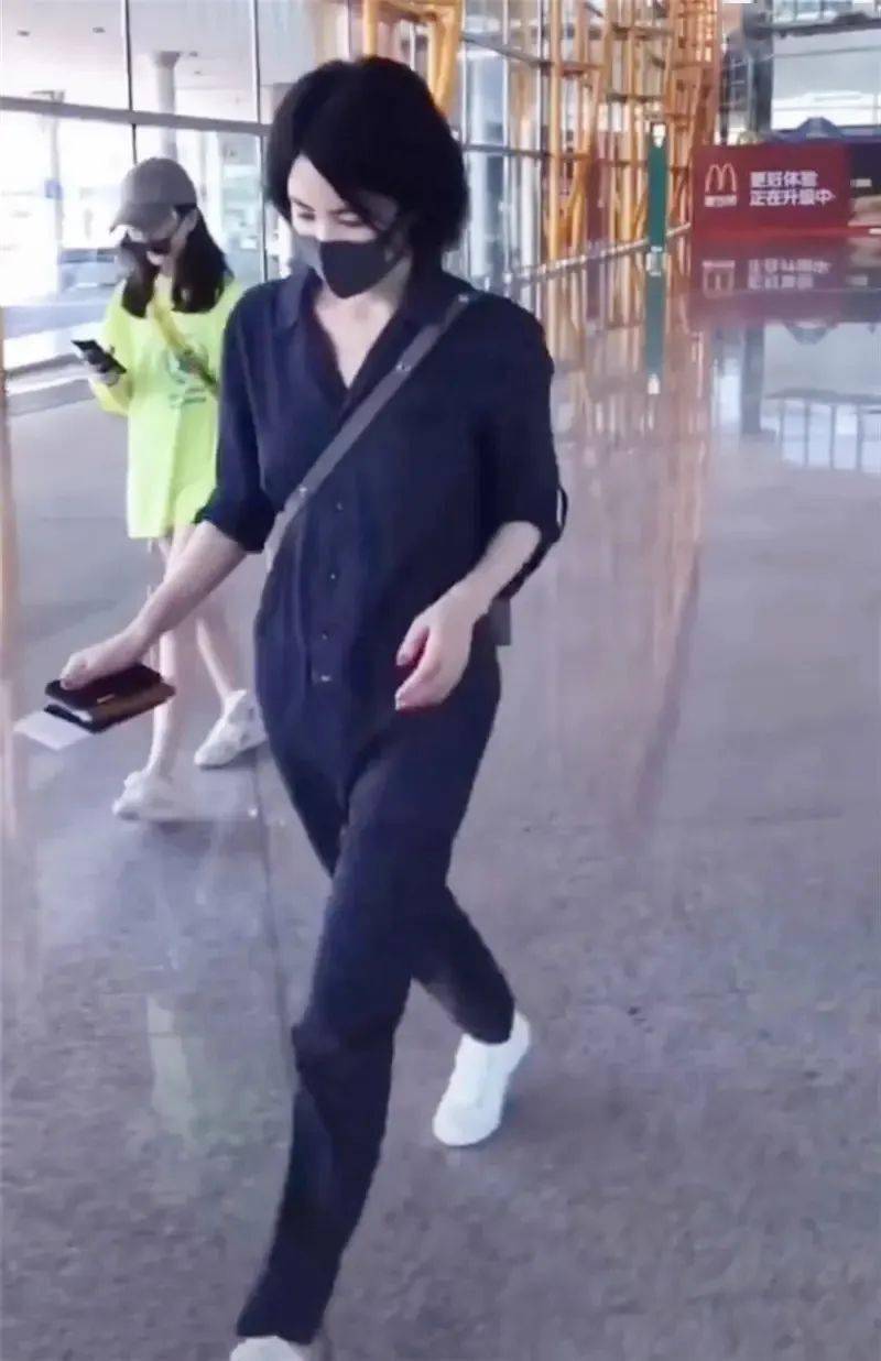 在北京机场拍到王菲,头发剪这么短很自信,穿卡通衣还像少女,哪像奶奶