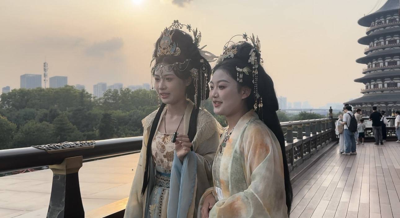 两位来自山东省临沂市的汉服女孩告诉记者,在社交平台上,她们经常能刷