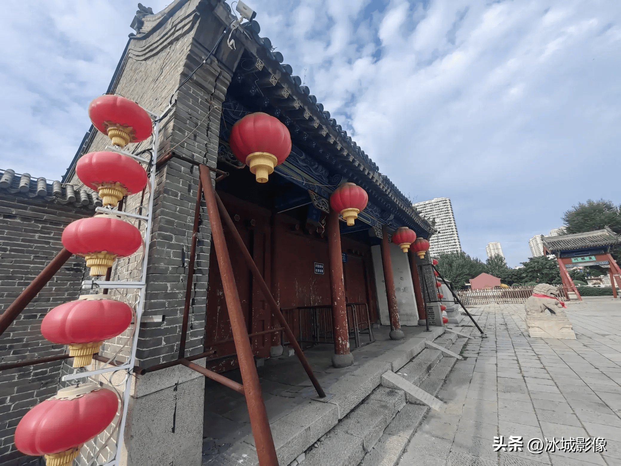 哈尔滨老道台府已闲置很多年了,房顶长草,外墙出现裂缝