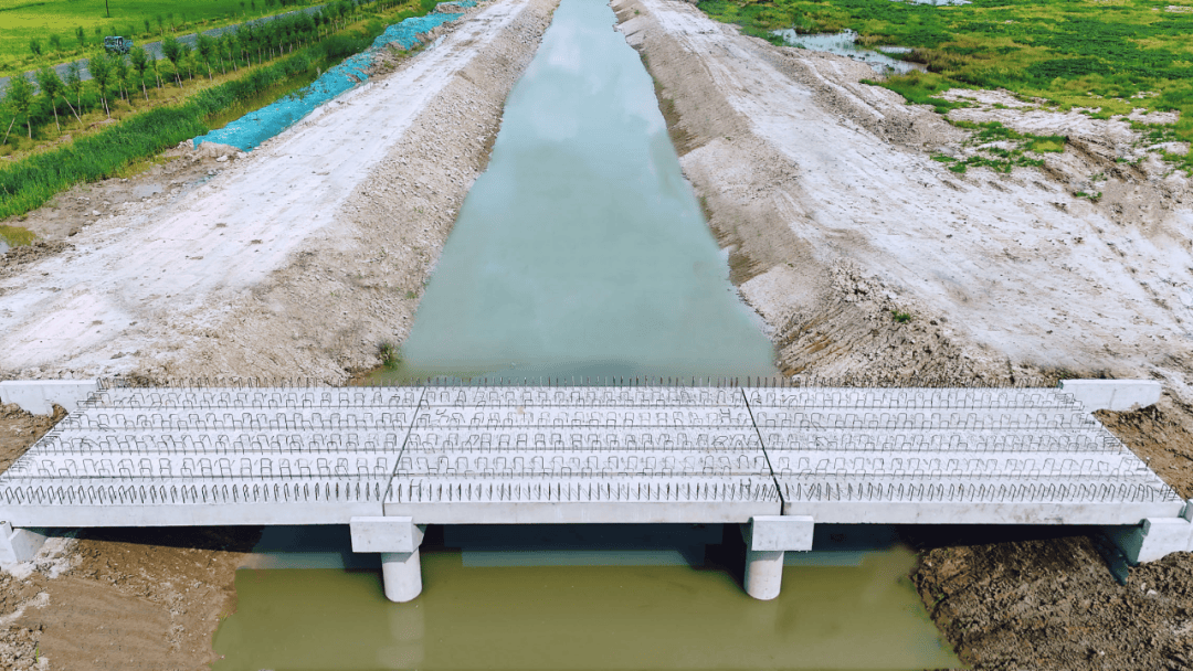 引嫩入白扩建一期工程施工二标段项目首座农道桥架梁成功