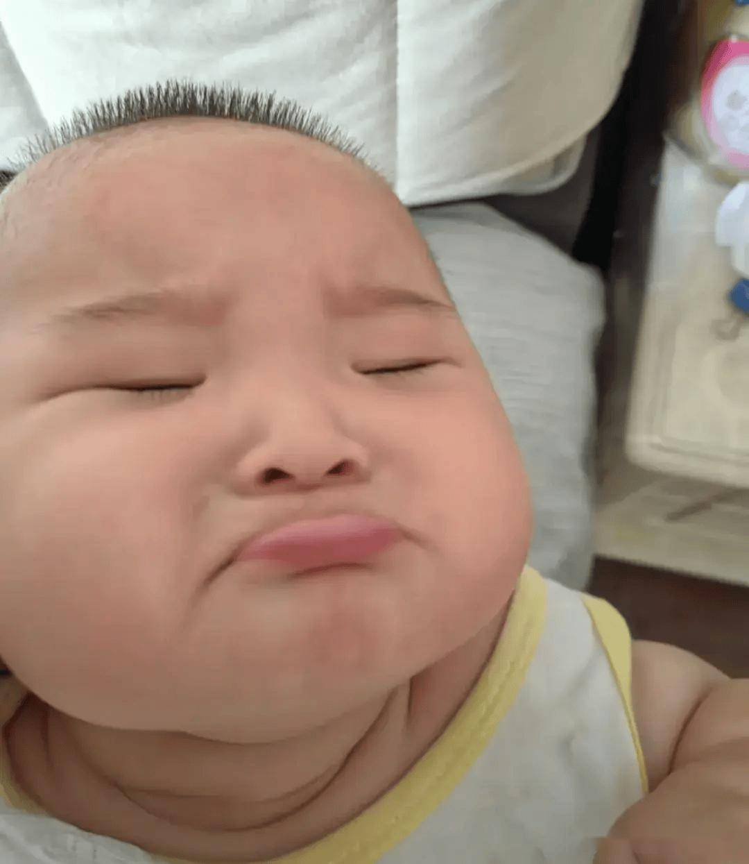 娃最近频繁伸舌头,做检查并没有问题,大夫此时一句话点醒宝妈!