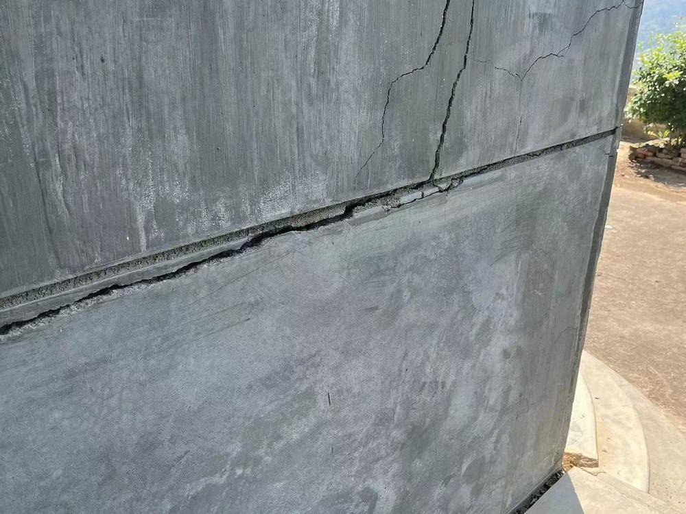 却从未关注排水问题,"我家后面的山坡差不多四五十度的坡度,正常的