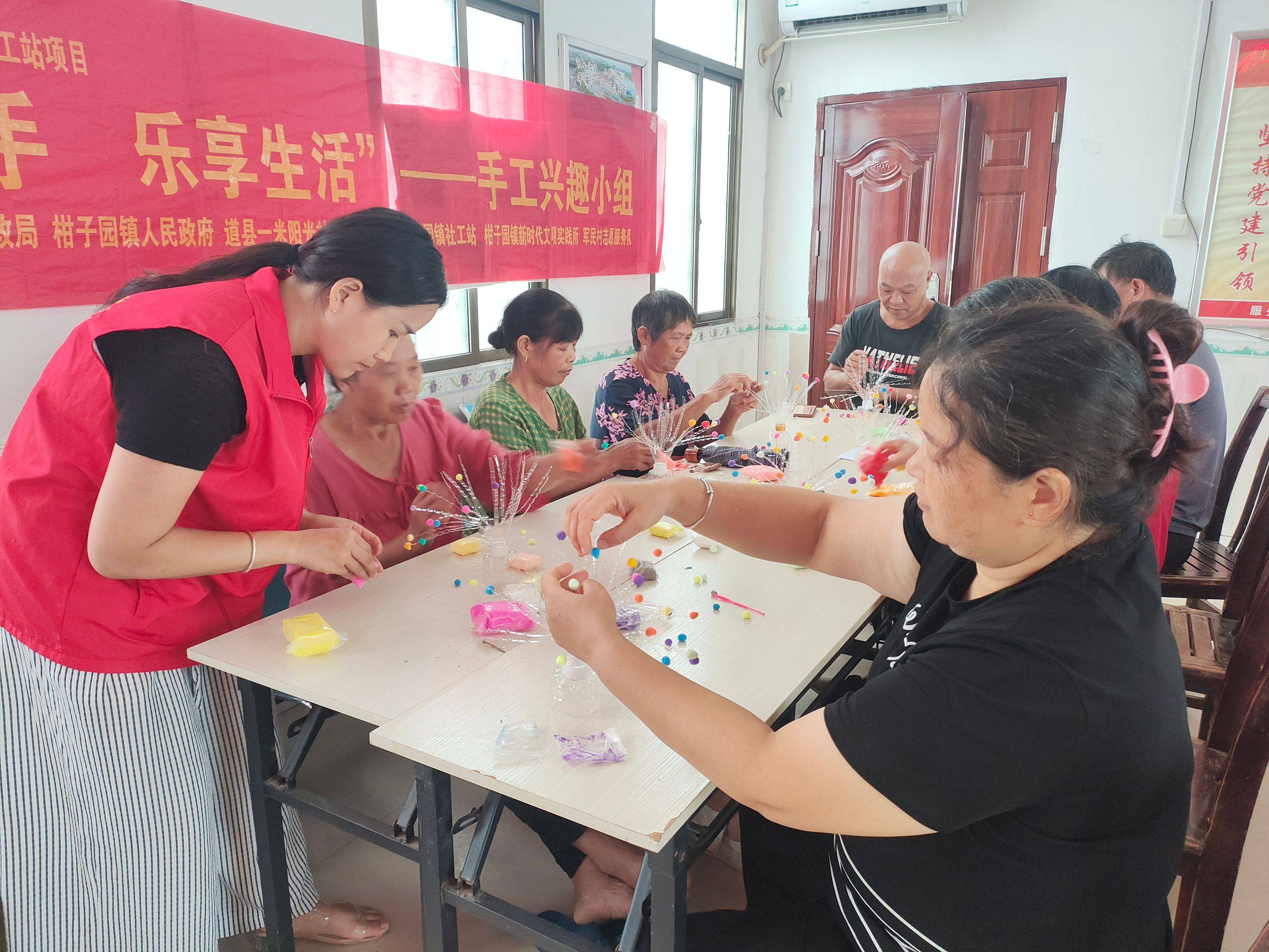 道县开展"银龄巧手·乐享生活"兴趣手工小组活动
