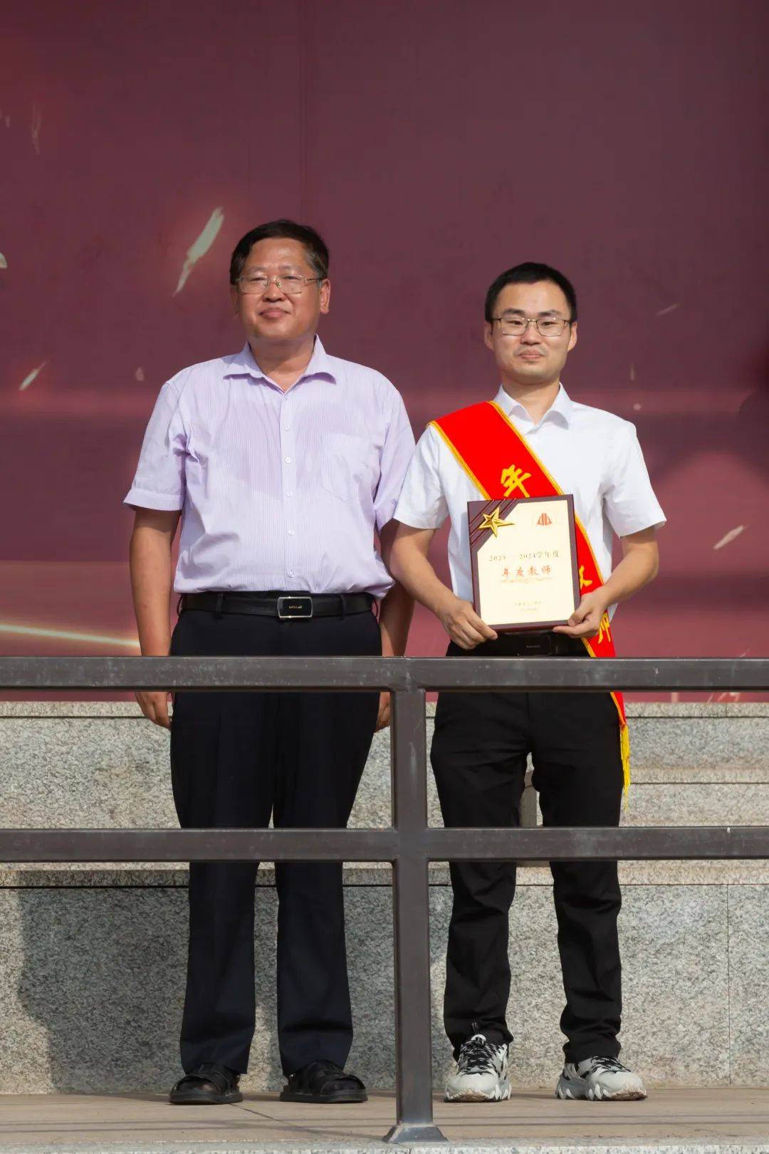 优秀毕业生荣获校优秀毕业生的有：原高三22班邹云飞、21班秦宇希、20班董