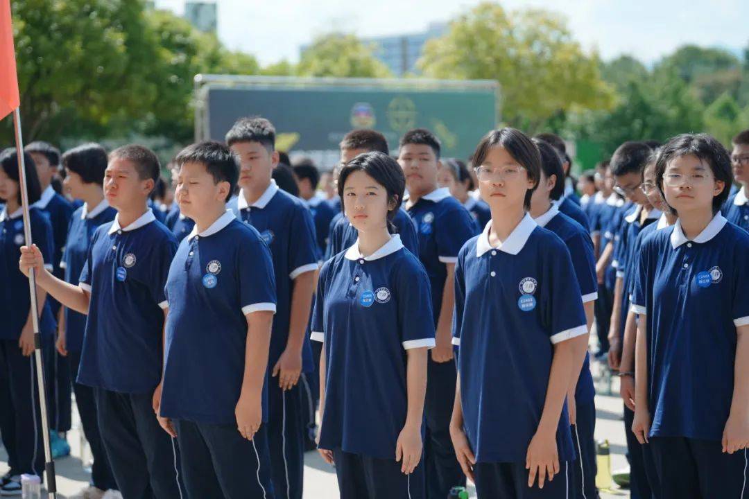 烈日当空映热血,少年拔节在军营