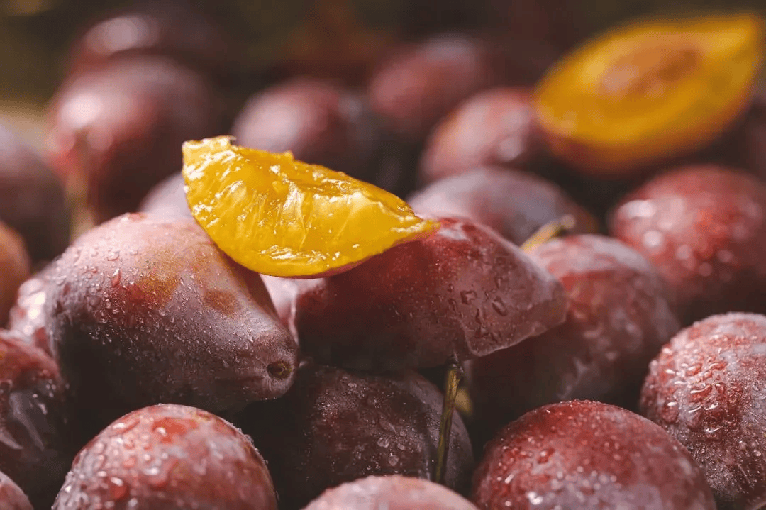 西梅甜度高热量却很低含有丰富的膳食纤维是健身轻食人士的心头爱