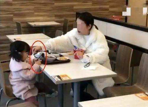 母女俩服务区用餐,路人的一张偷拍照火了,网友:这孩子养废了_ ...