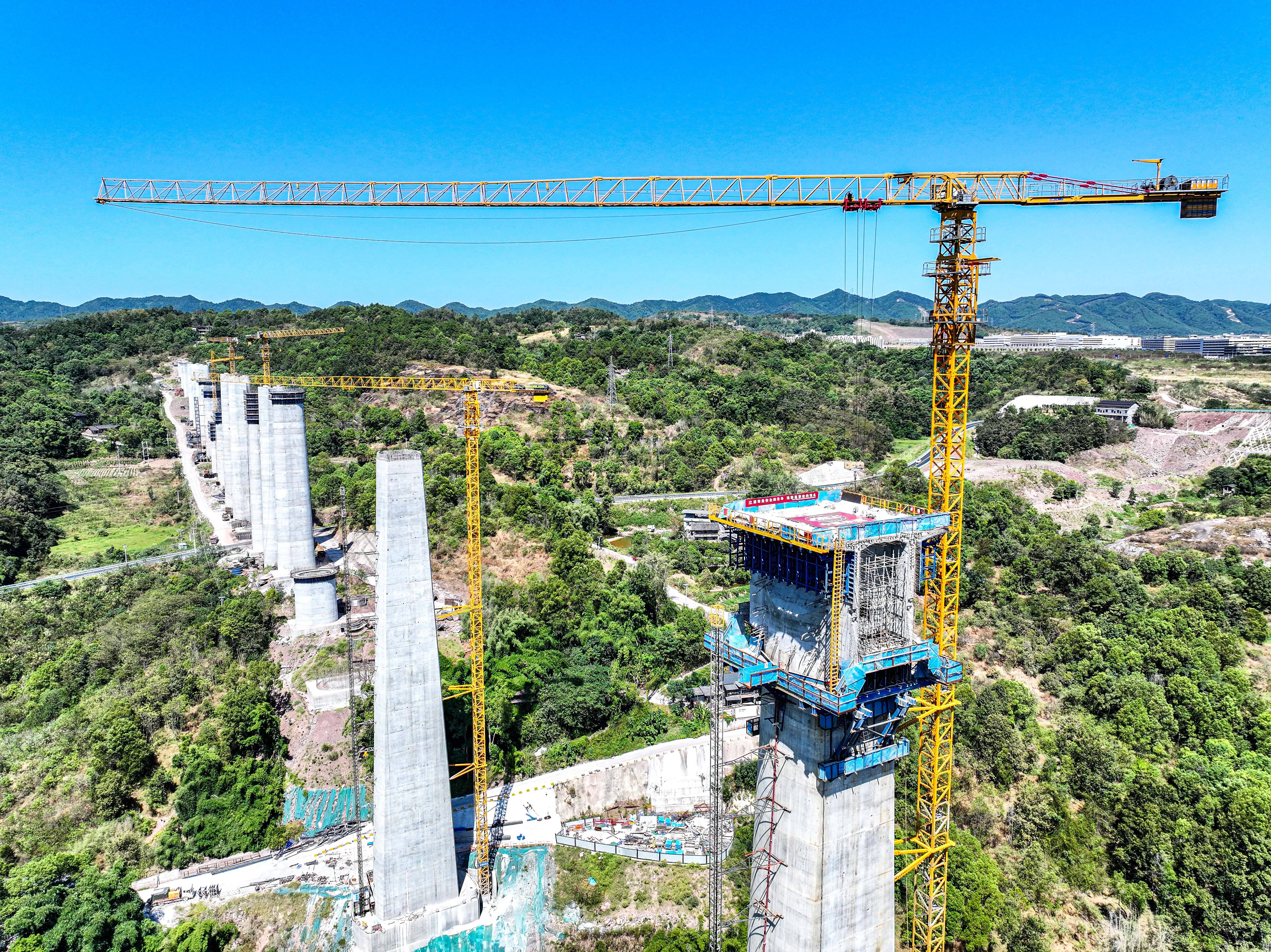 唐奕 摄8月24日,工人在渝万高铁五步河双线特大桥建设现场施工作业