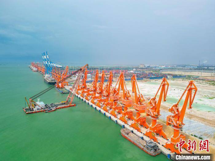 广西北海铁山港西港区12台门机完成上岸总装