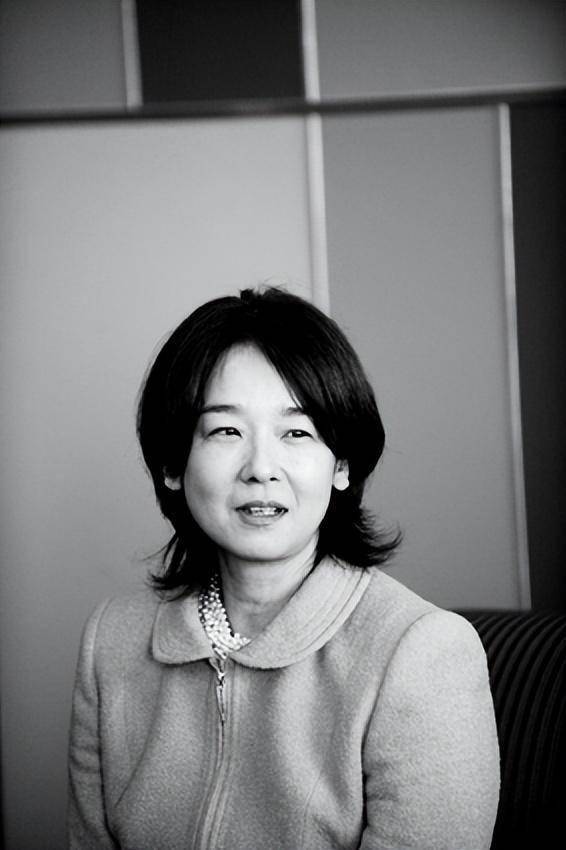 眯眯眼女神田中裕子:丈夫为了娶她花18亿,69岁优雅变老