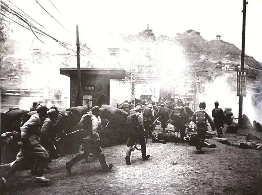 溃逃敌军通过黄河铁桥,企图逃往河西地区和青海,解放军第二兵团第三军