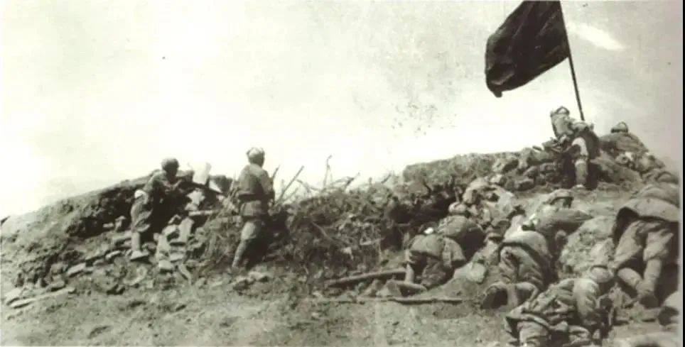 占领窦家山制高点8月25日10时50分窦家山战场,解放军第十九兵团第