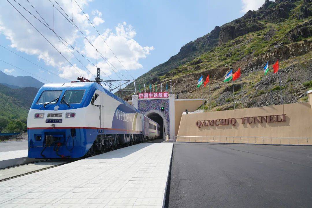 面对工程横跨数座高山,施工环境艰险,岩爆频发等施工难题,中铁隧道