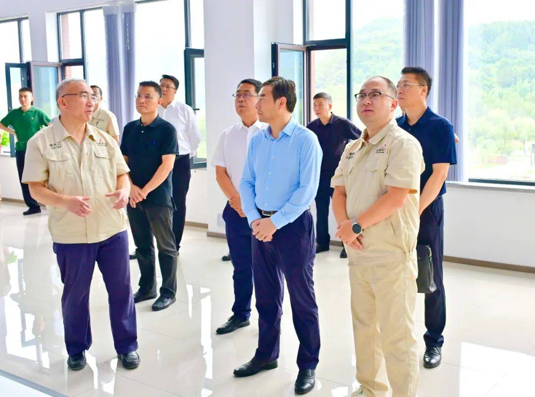 8月26日,市委书记吴澜率队来到本溪龙新矿业有限公司思山岭铁矿,现场