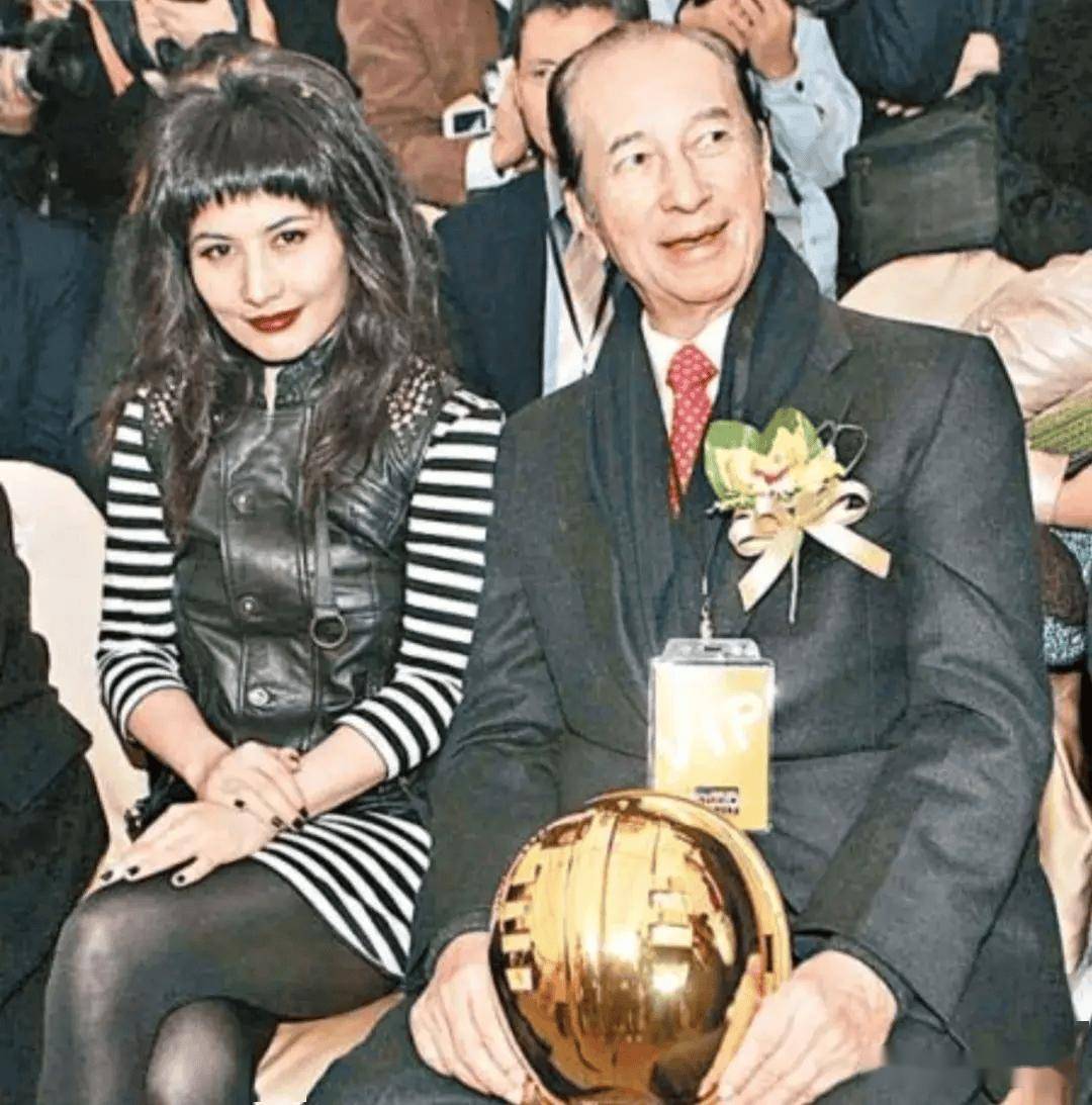 赌王17个孩子,6个进娱乐圈发展,只有大房一家本本分分