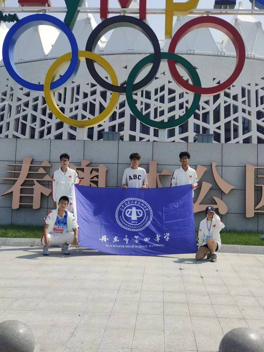 丹东二中殷赫明在男子高中组200米比赛中以22.