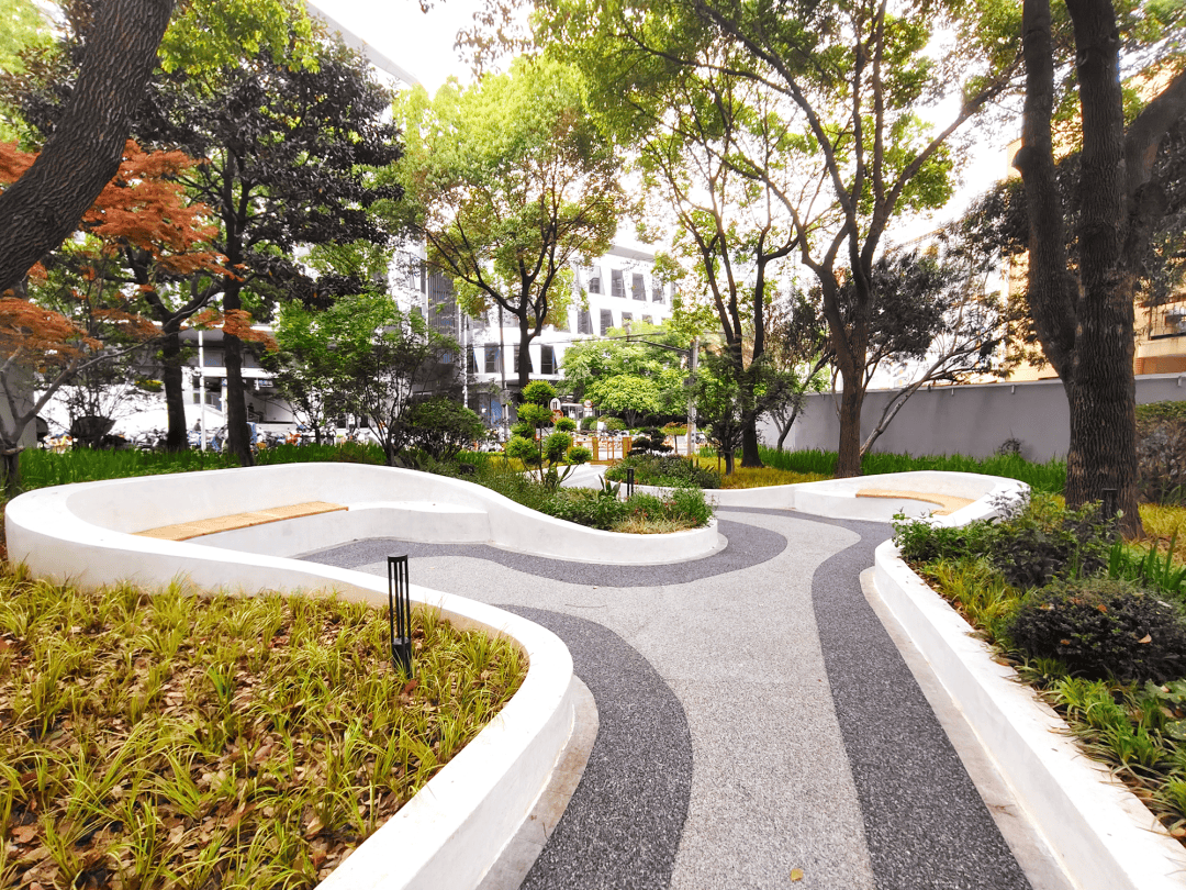 part02保定路街头绿地保定路街头绿地此处原本空间郁闭,绿化品质低